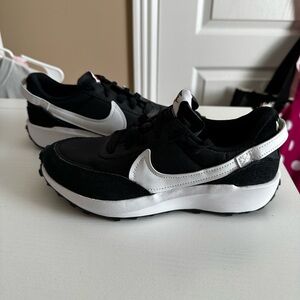 Nike Waffle Debut Women’s Black and White Sneakers/Tennis Shoes Size 6.5. NWT